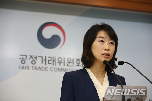 【세종=뉴시스】 강종민 기자 = 음잔디 공정거래위원회 전자거래과장이 지난달 30일 오전 정부세종청사에서 (주)넥스코리아, 네마블게임즈(주), (주)넥스트플로어 등 3개 게임 사업자가 확률형 아이템을 판매하면서 획득확률과 획득기간 관련 정보를 허위로 표시하는 등 거짓 과장된 방법으로 소비자를 유인한 행위에 대해 시정명령과 과징금 부과를 결정했다고 밝히고 있다. 2018.04.01.&nbsp; ppkjm@newsis.com&nbsp; 