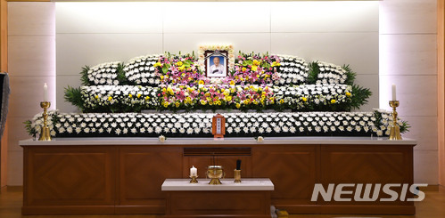 【수원=뉴시스】이정선 기자 = 일본군 위안부 피해자 안점순 할머니의 빈소가 마련된 30일 오후 경기 수원 아주대학교 장례식장에 안 할머니의 영정사진이 놓여있다.&nbsp; 1928년에 태어나 14세가 되던 해에 강제 연행돼 고초를 겪은 뒤 최근까지 평화인권 활동가로 일본군성노예제 문제 해결을 위해 앞장 섰던 안 할머니의 별세로 정부 등록 위안부 피해자 할머니는 29명으로 줄었다. 2018.03.30.&nbsp; ppljs@newsis.com