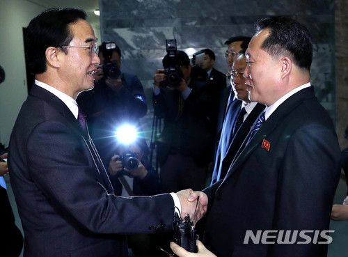 【파주=뉴시스】 사진공동취재단 = 조명균 통일부장관과 리선권 조국평화통일위원회(조평통) 위원장이 29일 오전 판문점 북측 통일각에서 열린 남북 고위급회담에 앞서 악수를 나누고 있다. 2018.03.31. photo@newsis.com
