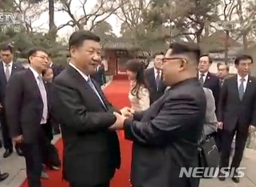 【서울=뉴시스】 중국 정부가 2018년 3월 28일 북한 김정은 노동당 위원장이 지난 25일부터 28일까지 중국을 비공식 방문했다고 발표했다. 중국 정부는 김 위원장이 시 주석의 초청을 받아 중국을 방문했고, 방문기간동안 시 주석과 인민대회당에서 정상회담을 가졌다고 전했다. 2018.03.31. (출처=CCTV) photo@newsis.com