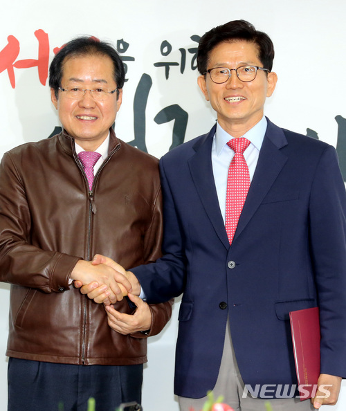 【서울=뉴시스】박영태 기자 = 30일 오전 서울 영등포구 여의도 자유한국당 당사에서 진행된 사회주의 개헌저지 투쟁본부 위원장 임명장 수여식에 홍준표 대표가 김문수 위원장에게 임명장을 수여한 후 기념촬영을 하고 있다. 2018.03.30.(사진=자유한국당 제공)since1999@newsis.com
