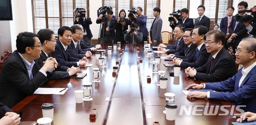 【서울=뉴시스】 남북정상회담 준비위원회는 30일 제3차 전체회의를 열고 전날 있었던 남북 고위급 회담 결과를 점검했다. 남북정상회담 준비위원회 위원장인 임종석 비서실장이 30일 청와대 여민관에서 열린 남북정상회담 준비위원회 제3차 전체회의를 주재하고 있다. 2018.03.30. photo1006@newsis.com