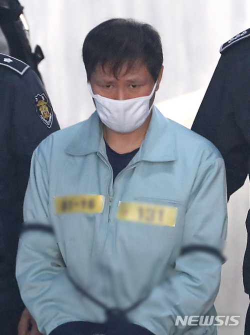 【서울=뉴시스】권현구 기자 = 안봉근 전 청와대 비서관이 30일 오후 서울 서초구 서울중앙지방법원에서 열린 '국정원 특활비 청와대 상납' 5차 공판에 증인으로 출석하고 있다. 2018.03.30. stoweon@newsis.com