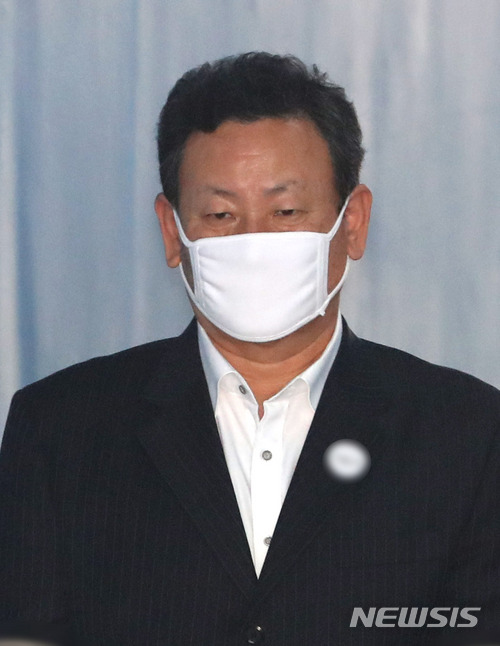 【서울=뉴시스】권현구 기자 = 이명박 전 대통령의 차명재산을 관리해온 것으로 알려진 다스 협력업체 금강의 이영배 대표가 30일 오후 서울 서초구 서울중앙지방법원에서 열린 90억대 배임·횡령' 1차공판에 출석하고 있다. 2018.03.30.&nbsp; stoweon@newsis.com