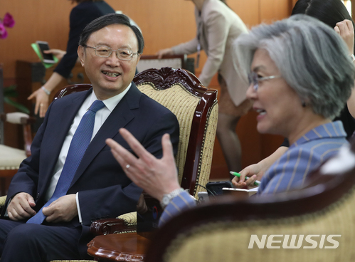 【서울=뉴시스】박진희 기자 = 강경화 외교부 장관이 30일 서울 종로구 도렴동 외교부 청사에서 양제츠 중국 외교담당 정치국 위원을 접견하고 있다. 2018.03.30.photo@newsis.com
