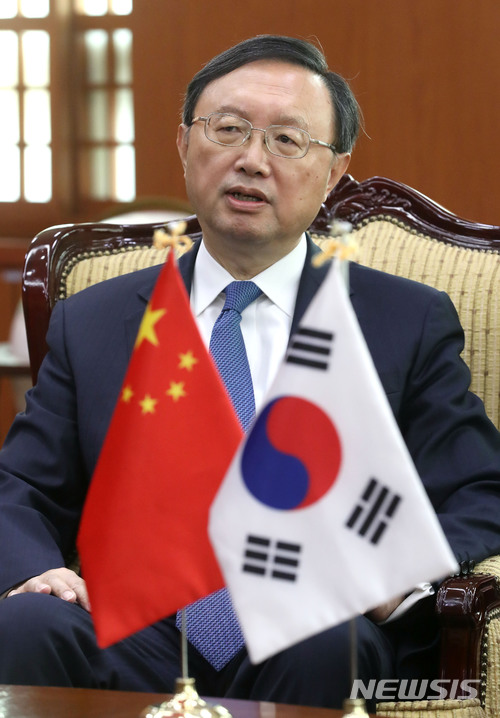 【서울=뉴시스】박진희 기자 = 중국 양제츠 외교담당 정치국 위원이 30일 서울 종로구 도렴동 외교부 청사에서 강경화 외교부 장관과 접견하고 있다. 2018.03.30. photo@newsis.com