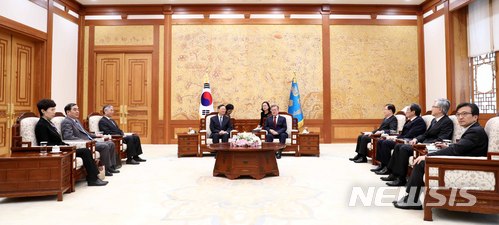 【서울=뉴시스】전신 기자 = 문재인 대통령이 30일 청와대 접견실에서 양제츠 중국 외교담당 정치국 위원과 만나 면담하고 있다. 2018.03.30.&nbsp; photo1006@newsis.com