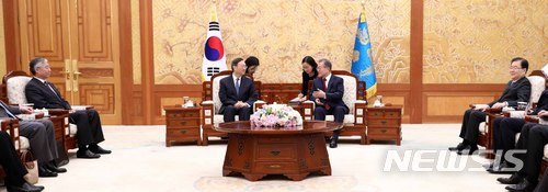 【서울=뉴시스】전신 기자 = 문재인 대통령이 30일 청와대 접견실에서 양제츠 중국 외교담당 정치국 위원과 만나 면담하고 있다. 2018.03.30. photo1006@newsis.com