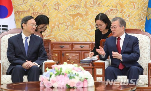 【서울=뉴시스】전신 기자 = 문재인 대통령이 30일 청와대 접견실에서 양제츠 중국 외교담당 정치국 위원과 만나 면담하고 있다. 2018.03.30. photo1006@newsis.com