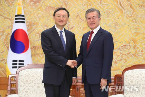 【서울=뉴시스】전신 기자 = 문재인 대통령이 30일 청와대 접견실에서 양제츠 중국 외교담당 정치국 위원과 만나 악수하고 있다. 2018.03.30. photo1006@newsis.com