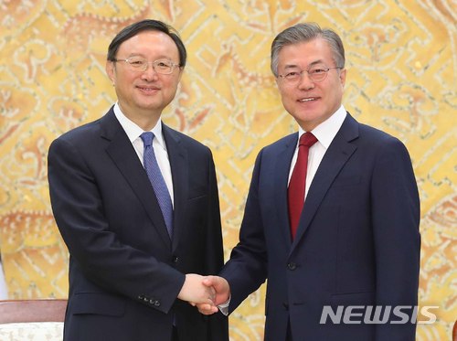 【서울=뉴시스】전신 기자 = 문재인 대통령이 30일 청와대 접견실에서 양제츠 중국 외교담당 정치국 위원과 만나 악수하고 있다. 2018.03.30. photo1006@newsis.com