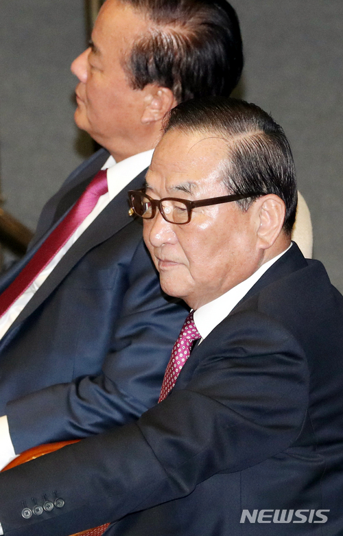 【서울=뉴시스】이종철 기자&nbsp; = 30일 서울 여의도 국회에서 열린 본회의장에서 자유한국당 서청원 의원이 심각한 표정으로 앉아 있다. 2018.03.30&nbsp; jc4321@newsis.com