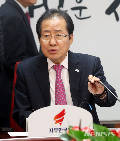 【서울=뉴시스】박영태 기자 = 홍준표 자유한국당 대표가 30일 오후 서울 영등포구 여의도 자유한국당 당사를 방문한 주한미국상공회의소 제임스 김 회장을 만나 이야기를 하고 있다. 2018.03.30. since1999@newsis.com