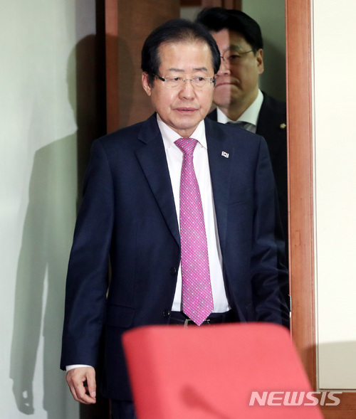 【서울=뉴시스】박영태 기자 = 홍준표 자유한국당 대표가 30일 오후 서울 영등포구 여의도 자유한국당 당사를 방문한 주한미국상공회의소 제임스 김 회장을 만나기 위해 입장하고 있다. 2018.03.30.since1999@newsis.com