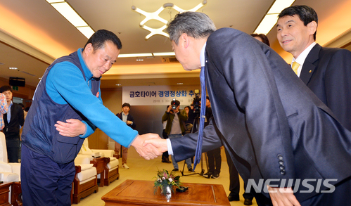 【광주=뉴시스】류형근 기자 = 30일 오후 광주 서구 광주시청 3층 비지니스룸에서 이동걸 산업은행 회장과 금호타이어 조삼수 노동조합 대표지회장이 만남을 갖고 있다. 2018.03.30. hgryu77@newsis.com