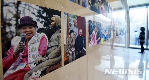 【수원=뉴시스】이정선 기자 = 일본군 위안부 피해자 안점순 할머니의 빈소가 마련된 30일 오후 경기 수원 아주대학교 장례식장 한 켠에 안 할머니 생전 모습을 담은 사진들이 걸려있다. 2018.03.30. ppljs@newsis.com