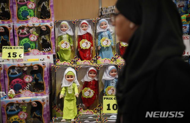 【파리=AP/뉴시스】 프랑스의 한 극우당 소속 정치인이 아들과 함께 지방 의회로 아들과 함께 견학을 온 무슬림 어머니를 향해 "히잡을 벗으라"며 소리쳐 또 다시 사회적 논란이 일고 있다고 17일(현지시간) BBC가 보도했다. 프랑스는 2004년 정교분리의 원칙을 지키기 위해 공공장소에서 특정 종교의 상징이 될만한 복장을 금지했다. 사진은 2018년 3월 파리에서 열린 무슬림 페어에서 히잡을 쓴 여성이 지나가는 모습. 2019.10.18.