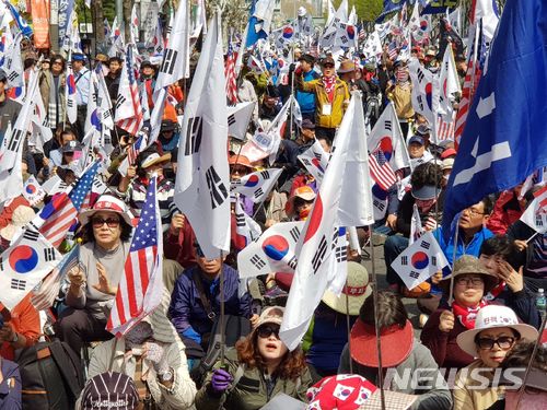 【대구=뉴시스】정창오 기자 = 31일 오후 대구시 달서구 두류동 7호 광장에서 박근혜 전 대통령의 무죄석방을 주장하는 보수단체의 대규모 태극기집회가 열리고 있다. 2018.03.31.&nbsp; jco@newsis.com