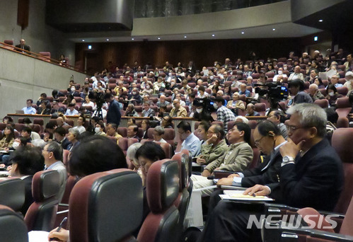 【도쿄=뉴시스】 조윤영 특파원 = 31일 일본 도쿄(東京) 와세다(早稲田)대학교에서 '한반도의 핵위기-대화에 의한 해결은 가능한가'라는 주제로 국제 심포지엄이 열렸다. 문정인 대통령 외교·안보특보가 기조연설자로 나섰으며 이수훈 주일 한국대사가 축사를 했다. 이날 420석의 회의장이 가득 차 남북·북미대화가 준비되는 등 북한 문제를 둘러싼 한반도 정세가 급변하면서 북한에 대한 관심이 부쩍 높아진 일본의 분위기를 느낄 수 있었다.&nbsp;&nbsp; 2018.03.31. yuncho@newsis.com 