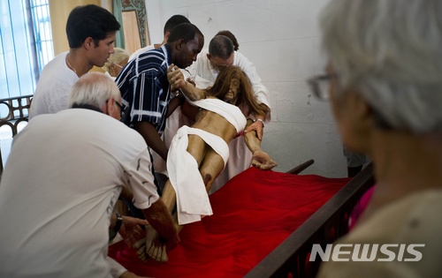 【아바나(쿠바) =AP/뉴시스】 부활절을 앞둔 성 금요일에 예수상을 준비하는 아바나 사람들. 쿠바와 사우디 아라비아는 쿠바의 전국 수도망 시설을 위한 차관 등 경제협력과 정치적 유대를 한층 강화하기로 했다고 두 나라 외무장관들이 발표했다.  