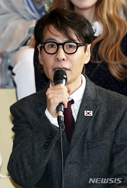 【서울=뉴시스】임태훈 기자 = 남북 평화협력 기원 남측 예술단 음악감독 윤상이 31일 오전 서울 강서구 김포공항에서 평양 순안 공항으로 출국에 앞서 열린 대국민 인사 행사에서 소감을 말하고 있다. 예술단 공연은 4월1일 오후 1500석 규모 동평양대극장에서 우리 측 단독으로 진행되고, 3일 오후에는 1만여석 규모의 류경정주영체육관에서 남북 합동공연이 2시간 동안 펼쳐진다. 2018.03.31. taehoonlim@newsis.com