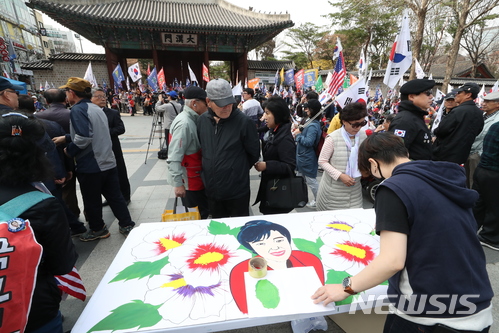 【서울=뉴시스】최진석 기자 = 박근혜 전 대통령의 구속 수감 1주년인 31일 오후 서울 중구 대한문 앞에서 열린 ‘태극기 혁명 국민대회’에서 태극기시민혁명 회원들이 박 전 대통령의 석방을 촉구하고 있다. 2018.03.31.myjs@newsis.com