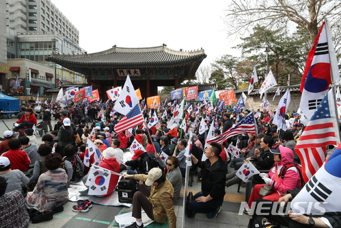 【서울=뉴시스】최진석 기자 = 박근혜 전 대통령의 구속 수감 1주년인 31일 오후 서울 중구 대한문 앞에서 열린 ‘태극기 혁명 국민대회’에서 태극기시민혁명 회원들이 박 전 대통령의 석방을 촉구하고 있다. 2018.03.31.myjs@newsis.com
