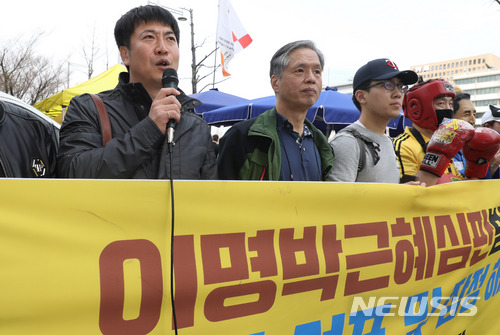 【서울=뉴시스】임태훈 기자 = 노승일 전 K스포츠재단 부장(현 대한청소년체육회 이사장)이 31일 오후 서울 종로구 세종문화회관 앞에서 열린 이명박근혜 범국민행동본부 승리 선포 및 잠정 해체 기자회견에서 발언을 하고 있다. 2018.03.31. taehoonlim@newsis.com