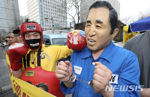 【서울=뉴시스】임태훈 기자 = 31일 오후 서울 종로구 세종문화회관 앞에서 이명박근혜 범국민행동본부 회원이 이명박 전 대통령 가면을 쓰고 승리 선포 및 잠정 해체 기자회견을 하고 있다. 2018.03.31. taehoonlim@newsis.com