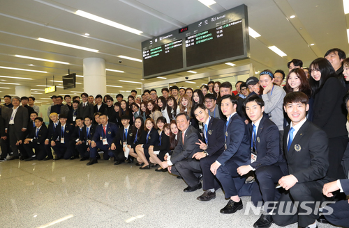 【평양=뉴시스】평양공연 사진공동취재단= 31일 오후 남북평화 협력기원 남측예술단 및 태권도시범단이 북한 평양 순안국제공항에 도착, 기념촬영을 하고 있다. 2018.03.31.&nbsp; photo@newsis.com