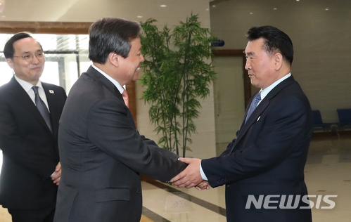 【평양=뉴시스】평양공연 사진공동취재단= 남북평화 협력기원 남측예술단을 인솔하는 도종환 문체부 장관이 31일 오후 평양순안국제공항에 도착, 박춘남(오른쪽) 문화상의 환영을 받고 있다. 2018.03.31.&nbsp; photo@newsis.com