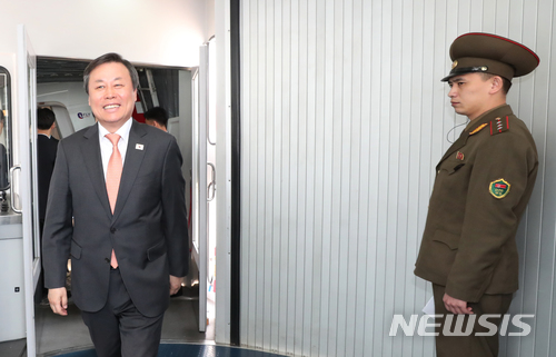 【평양=뉴시스】평양공연 사진공동취재단= 남북평화 협력기원 남측예술단을 인솔하는 도종환 문체부 장관이 31일 오후 평양순안국제공항에 도착하고 있다. 2018.03.31.&nbsp; photo@newsis.com