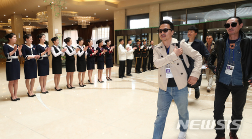 【평양=뉴시스】평양공연 사진공동취재단= 남북평화 협력기원 남측예술단 일원인 가수 강산에가 31일 오후 평양 고려호텔에 도착, 직원들의 환영을 받고 있다. 2018.03.31.&nbsp; photo@newsis.com