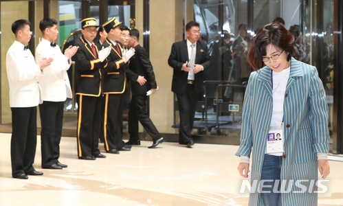 【평양=뉴시스】평양공연 사진공동취재단= 남북평화 협력기원 남측예술단 일원인 가수 이선희가 31일 오후 평양 고려호텔에 도착, 직원들의 환영을 받고 있다. 2018.03.31.&nbsp; photo@newsis.com