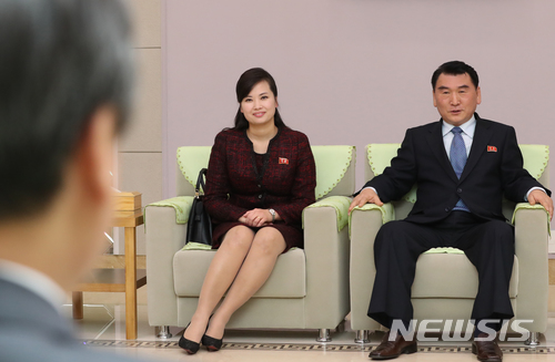 【평양=뉴시스】평양공연 사진공동취재단= 남북평화 협력기원 남측예술단을 인솔하는 도종환 문체부 장관이 31일 오후 평양순안국제공항에 도착, 박춘남(오른쪽) 문화상, 현송월 삼지연관현악단 단장과 환담하고 있다. 2018.03.31.&nbsp; photo@newsis.com