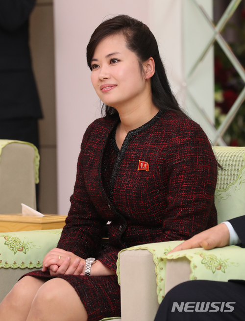 【평양=뉴시스】평양공연 사진공동취재단= 현송월 삼지연관현악단 단장이 31일 오후 평양순안국제공항에 도착한 남북평화 협력기원 남측예술단 예술감독을 맡은 가수 윤상과 환담하고 있다. 2018.03.31.&nbsp; photo@newsis.com