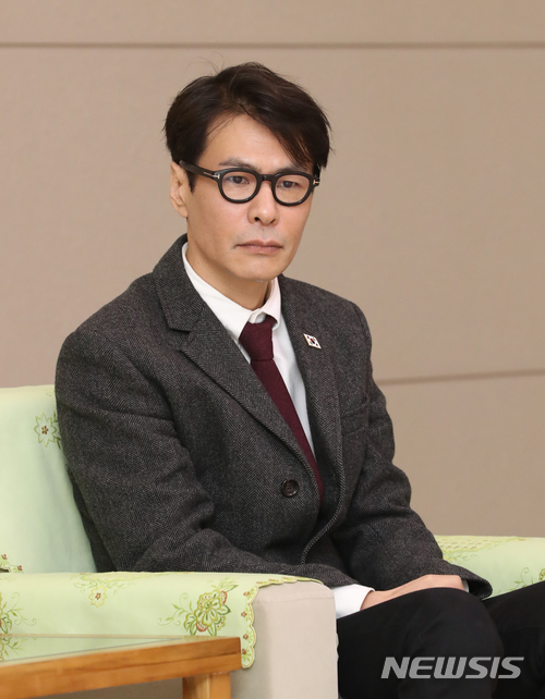 【평양=뉴시스】평양공연 사진공동취재단= 남북평화 협력기원 남측예술단예술감독을 맡은 가수 윤상이 31일 오후 평양순안국제공항에 도착, 현송월 삼지연관현악단 단장 등 북측 인사들과 환담을 하고 있다. 2018.03.31. photo@newsis.com