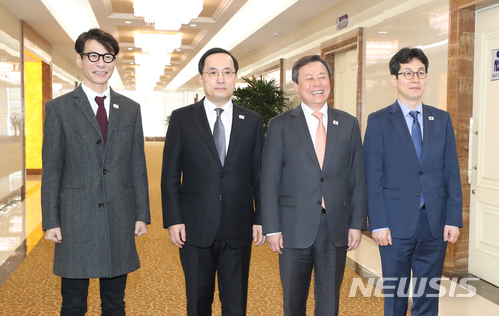 【평양=뉴시스】평양공연 사진공동취재단= 남북평화 협력기원 남측예술단을 인솔하는 도종환(오른쪽에서 두번째) 문체부 장관 등이 31일 오후 평양순안국제공항에 도착, 기념촬영을 하고 있다. 2018.03.31.&nbsp; photo@newsis.com