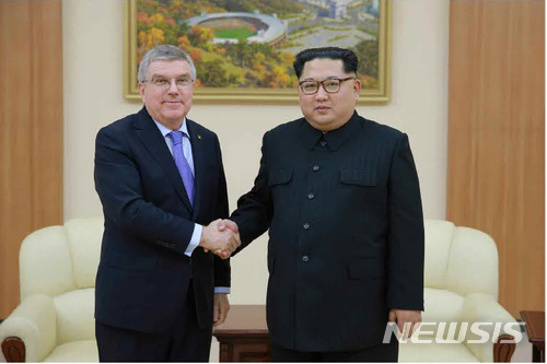 【서울=뉴시스】북한 김정은 국무위원회 위원장이 방문중인 토마스 바흐 국제올림픽위원회 위원장을 접견했다며, 노동신문이 31일자 1면에 사진과 함께 보도했다. 2018.03.31. (출처=노동신문) photo@newsis.con