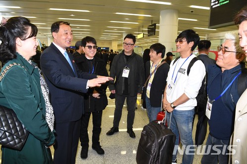 【평양=뉴시스】평양공연 사진공동취재단 = 31일 오전 남북평화협력기원 남측예술단 평양공연팀이 평양 순안 공항에 도착.가수 조용필씨와 위대한 탄생이 환영나온 북측인사와 환담을 하고 있다. 2018.3.31. photo@newsis.com