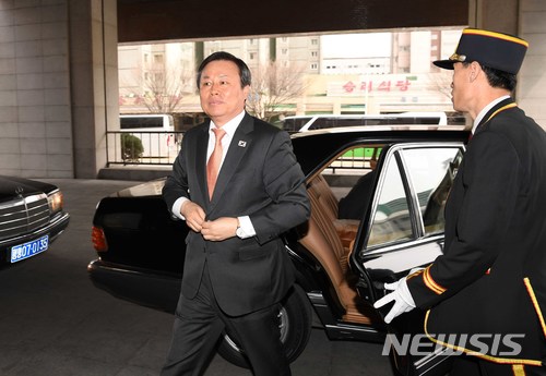 【평양=뉴시스】평양공연 사진공동취재단 = 31일 오전 남북평화협력기원 남측예술단 평양공연팀이 평양 순안 공항에 도착. 단장인 도종환 문체부장관이 숙소인 고려호텔로 들어오고 있다. 2018.3.31.&nbsp; photo@newsis.com 