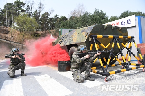 【서울=뉴시스】 최진석 기자 = 지난해 3월31일 경기 남양주 금곡과학화예비군훈련장에서 열린 ‘최정예 예비군 탑팀(Top-Team)’ 선발 경연대회에서 예비군들이 시가지전투를 펼치고 있다. 2018.03.31. (사진=육군 제공)photo@newsis.com