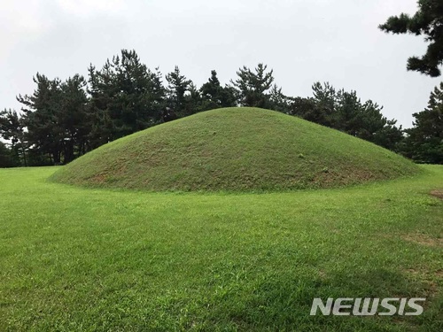 【익산=뉴시스】강명수 기자 = 문화재청과 전북 익산시는 백제왕도 핵심유적 보존·관리사업 일환으로 추진되고 있는 '익산 쌍릉'의 발굴 조사에서 백제 사비기의 전형적인 굴식돌방무덤과 현실 안에서 인골을 담은 나무상자가 발견됐다고 2일 밝혔다. 사진 석왕동에 위치한 쌍릉 중 대왕릉. 2018.04.02. (사진 = 익산시 제공) photo@newsis.com