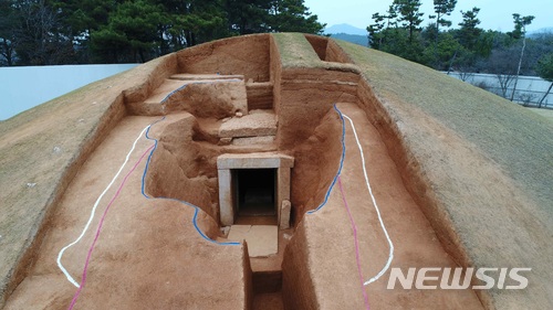 【익산=뉴시스】강명수 기자 = 문화재청과 전북 익산시는 백제왕도 핵심유적 보존·관리사업 일환으로 추진되고 있는 '익산 쌍릉'의 발굴 조사에서 백제 사비기의 전형적인 굴식돌방무덤과 현실 안에서 인골을 담은 나무상자가 발견됐다고 2일 밝혔다. 사진 석왕동에 위치한 쌍릉 중 대왕릉의 발굴 모습. 2018.04.02. (사진 = 익산시 제공)&nbsp; photo@newsis.com