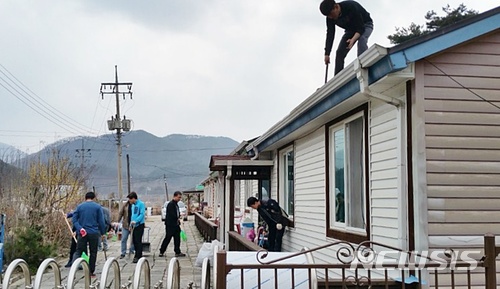 【제천=뉴시스】충북도 북부출장소 사회복지시설 '요한네 집' 지붕 청소 봉사활동. (사진=충북도 북부출장소 제공) photo@newsis.com
