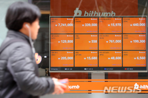 【서울=뉴시스】배훈식 기자 = 비트코인이 1분기 45% 이상 폭락하며 시총 129조원이 증발한 것으로 나타난 1일 오전 서울 중구의 한 가상화폐 거래소에 설치된 전광판에 가상화폐 시세가 등락을 반복하고 있다. 2018.04.01. dahora83@newsis.com