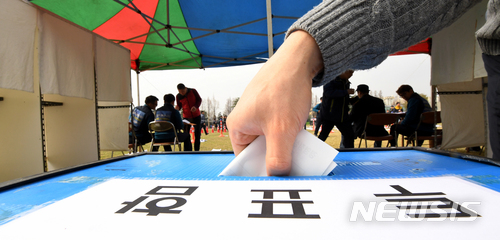 【광주=뉴시스】신대희 기자 = 전국금속노동조합 금호타이어지회가 1일 오전 광주 광산구 광주공장 광장(총 12개 투표소)에서 해외매각 찬반 투표를 벌이고 있다. 2018.04.01.&nbsp; sdhdream@newsis.com