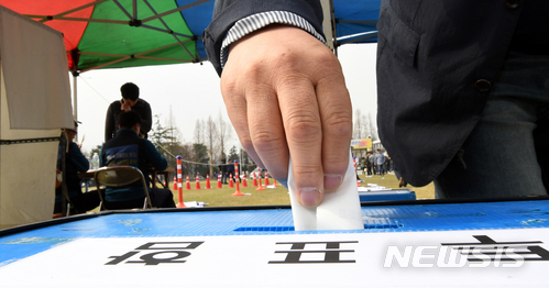 【광주=뉴시스】신대희 기자 = 전국금속노동조합 금호타이어지회가 1일 오전 광주 광산구 광주공장 광장(총 12개 투표소)에서 해외매각 찬반 투표를 벌이고 있다. 2018.04.01.&nbsp; sdhdream@newsis.com