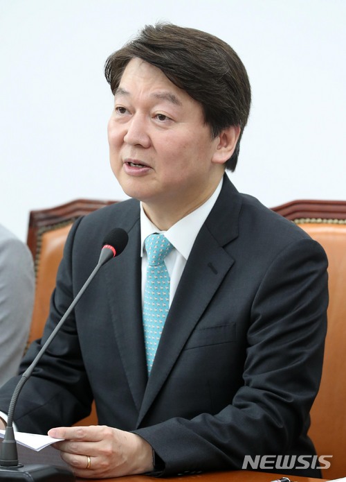 【서울=뉴시스】홍효식 기자 = 바른미래당 안철수 인재영입위원장이 1일 오전 서울 여의도 국회 본청 당 대표실에서 인재영입 발표를 하고 있다. 이날 영입 인재들은 워킹맘 분야 장서연, 이재남, 청년여성 분야 김수민, 워킹맘 법조인 분야 신혜연, 전문가 분야 박춘선, 워킹맘 분야 권옥랑, 다문화 분야 유춘화, 워킹맘 분야 윤은채, 전문가 분야 이나영 씨 이다. 2018.04.01. yesphoto@newsis.com