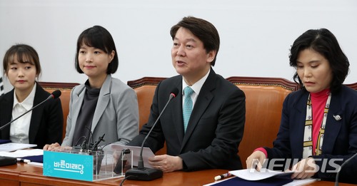 【서울=뉴시스】홍효식 기자 = 바른미래당 안철수 인재영입위원장이 1일 오전 서울 여의도 국회 본청 당 대표실에서 인재영입 발표를 하고 있다. 이날 영입 인재들은 워킹맘 분야 장서연, 이재남, 청년여성 분야 김수민, 워킹맘 법조인 분야 신혜연, 전문가 분야 박춘선, 워킹맘 분야 권옥랑, 다문화 분야 유춘화, 워킹맘 분야 윤은채, 전문가 분야 이나영 씨 이다. 2018.04.01. yesphoto@newsis.com